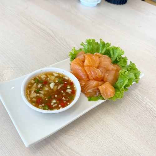 ยำเเซลมอลซีฟู้ด