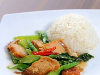 ข้าวราดผัดคะน้า