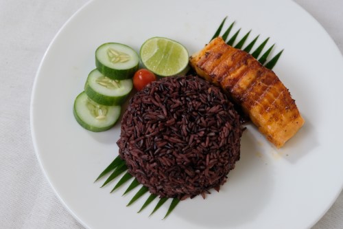 ข้าวไรซ์เบอร์รี่ปลาแซลมอนย่าง