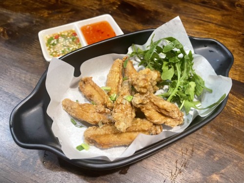 ปีกไก่ทอดเกลือ / Salty deep fried chicken wings