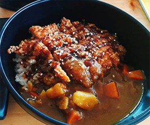 ข้าวแกงกะหรี่หมูทอด