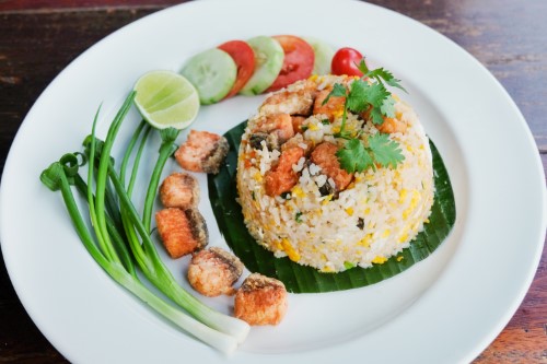 ข้าวผัดปลาแซลมอน