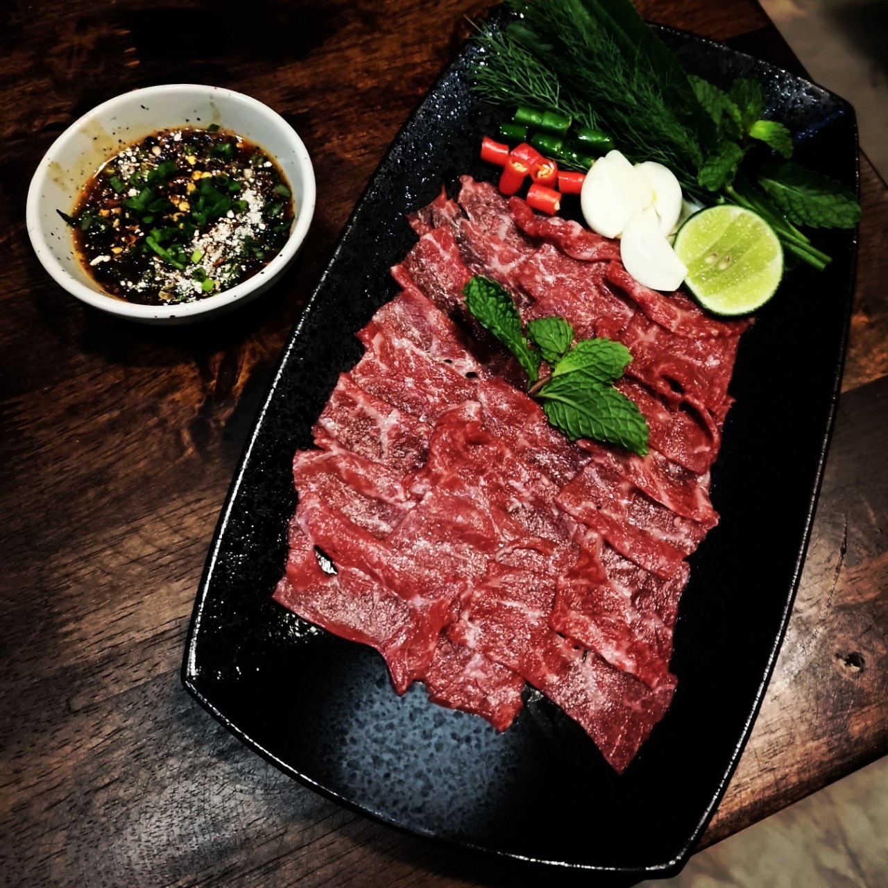 ซอยจุ๊วากิวเสริฟพร้อมแจ่วมะแขว่น