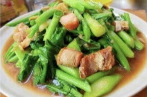 ผัดคะน้าหมูกรอบ