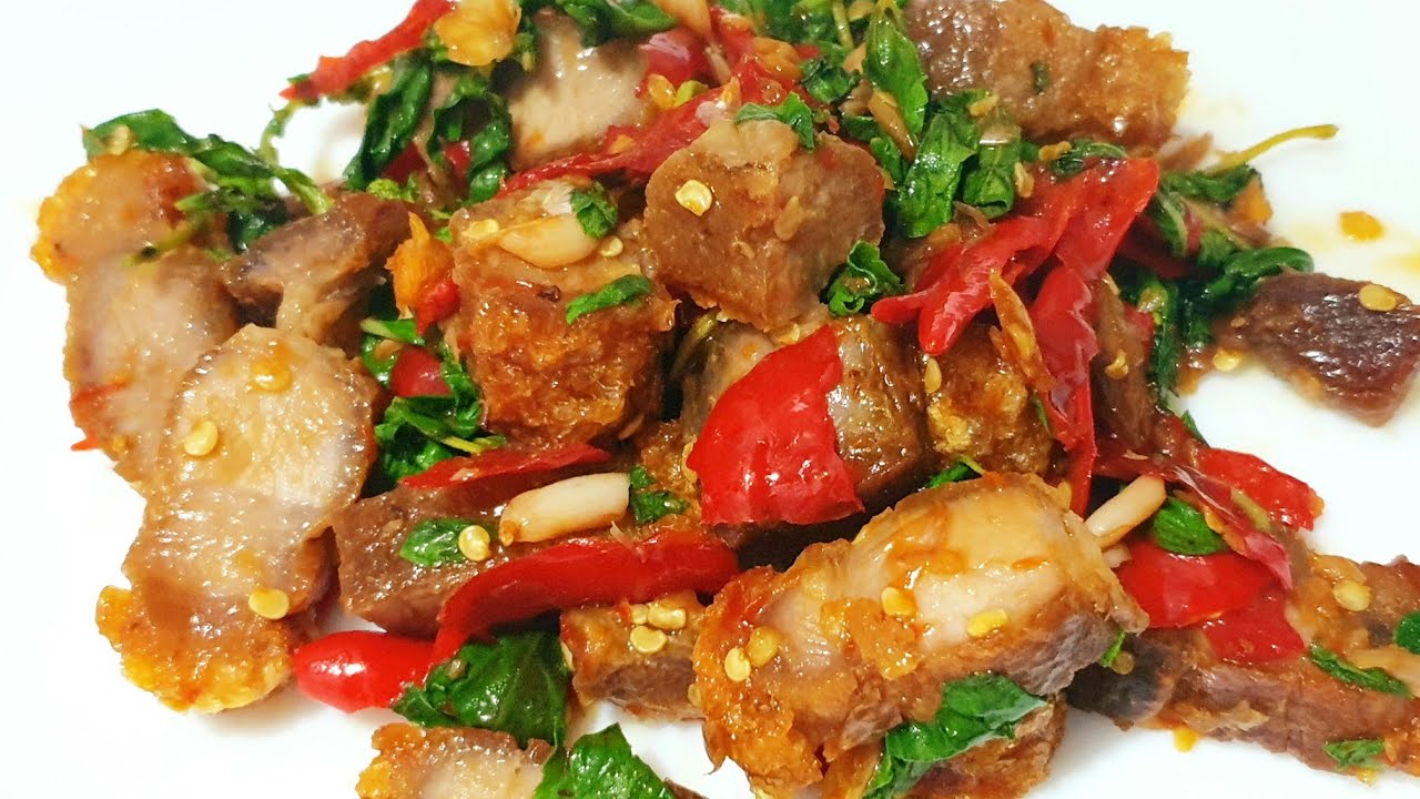 ผัดกะเพรา หมูกรอบ