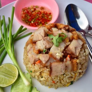ข้าวผัด หมูกรอบ