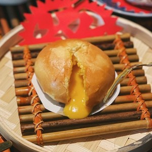 ซาลาเปาลาวาไส้ไข่เค็ม