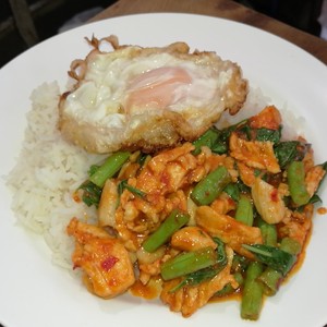 ผัดพริกแกงไก่ ราดข้าว