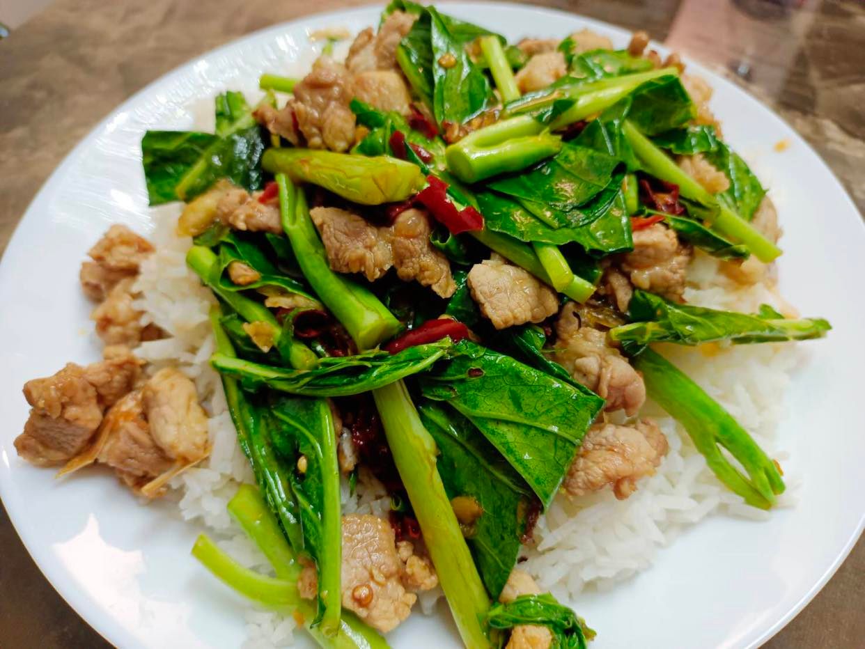 ข้าวคะน้าหมูชิ้น