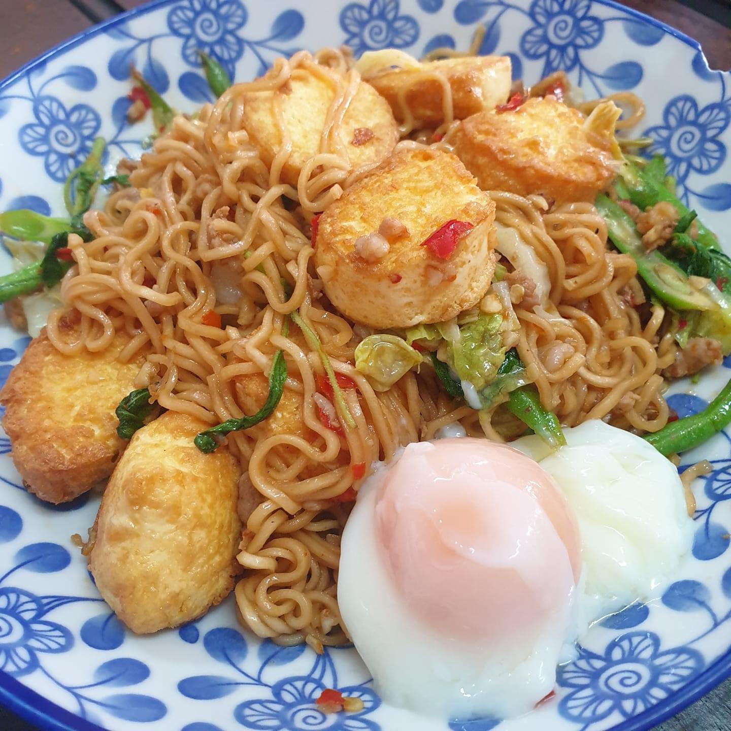 มาม่ากะเพราเต้าหู้ไข่ลวก