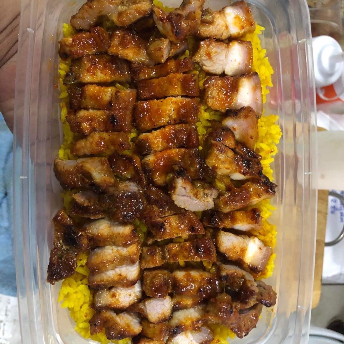 ข้าวหน้าหมูสามชั้นย่างเคลือบซอสเผ็ชบางๆฉ่ำๆ