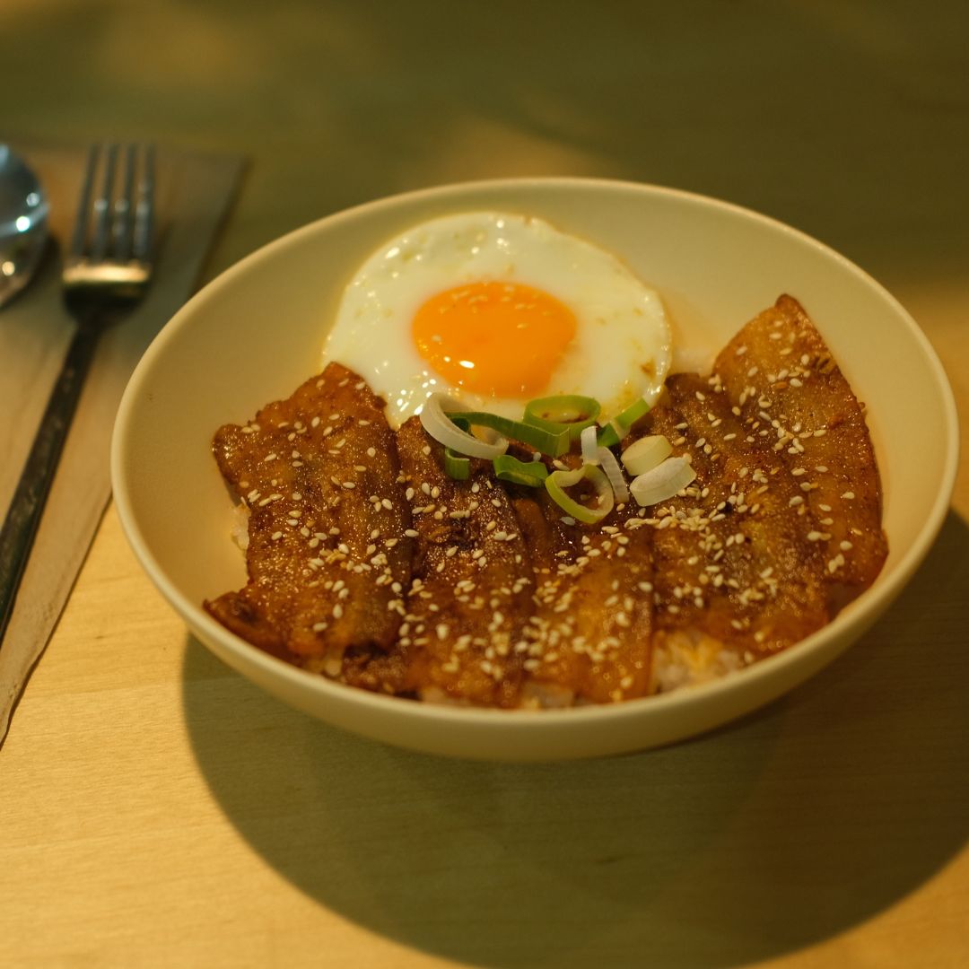 ข้าวหมูย่างซอสเผ็ด