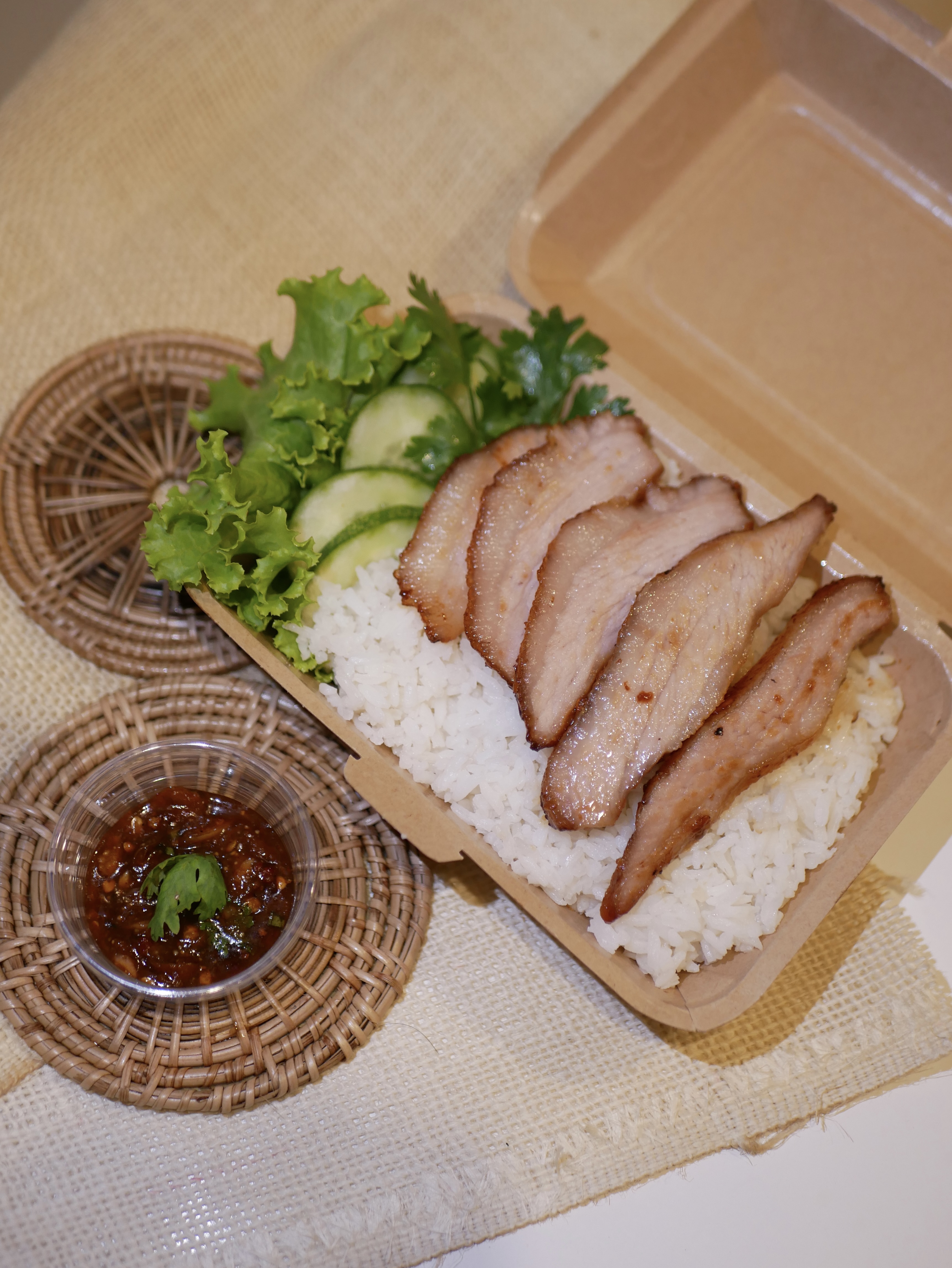 ข้าวหน้าคอหมูย่าง + น้ำจิ้มแจ่ง