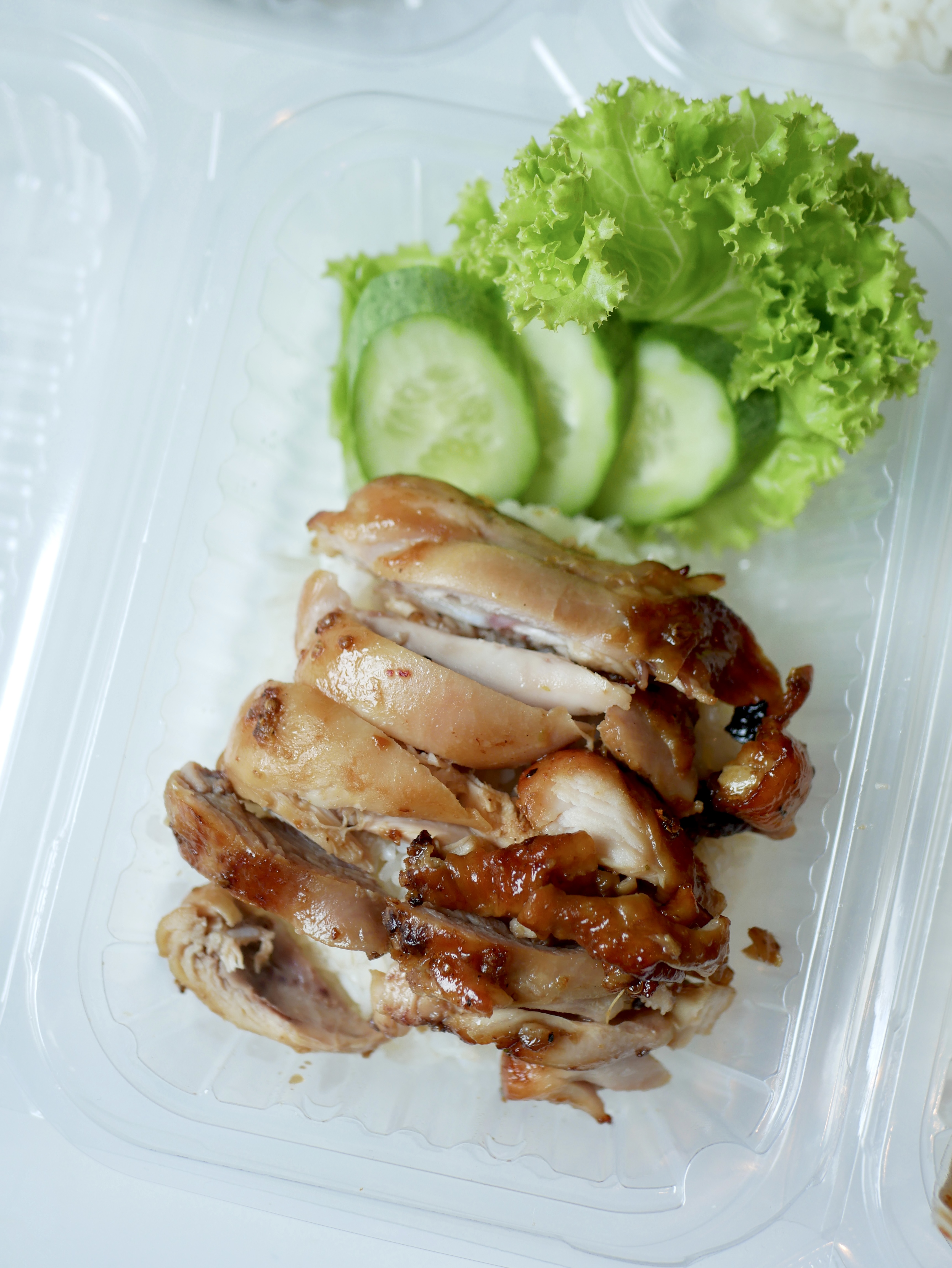 ข้าวหน้าไก่ยาง + น้ำจิ้มแจ่ว