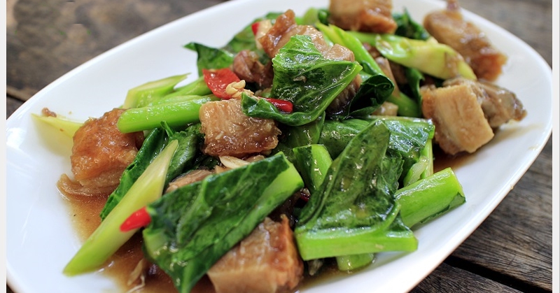 คะน้าหมูกรอบ