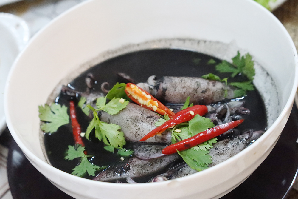 ปลาหมึกไข่ต้มน้ำดำ