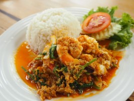 ข้าวผัดผงกระหรี่กุ้ง/ปลาหมึก/ทะเล