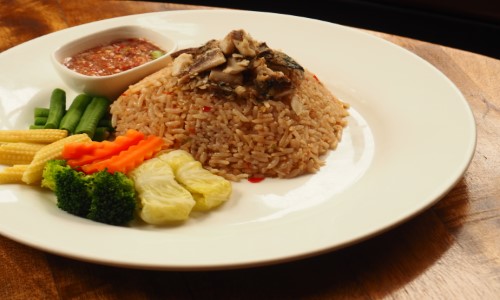 ข้าวผัดน้ำพริกกะปิ ปลาทูทอด