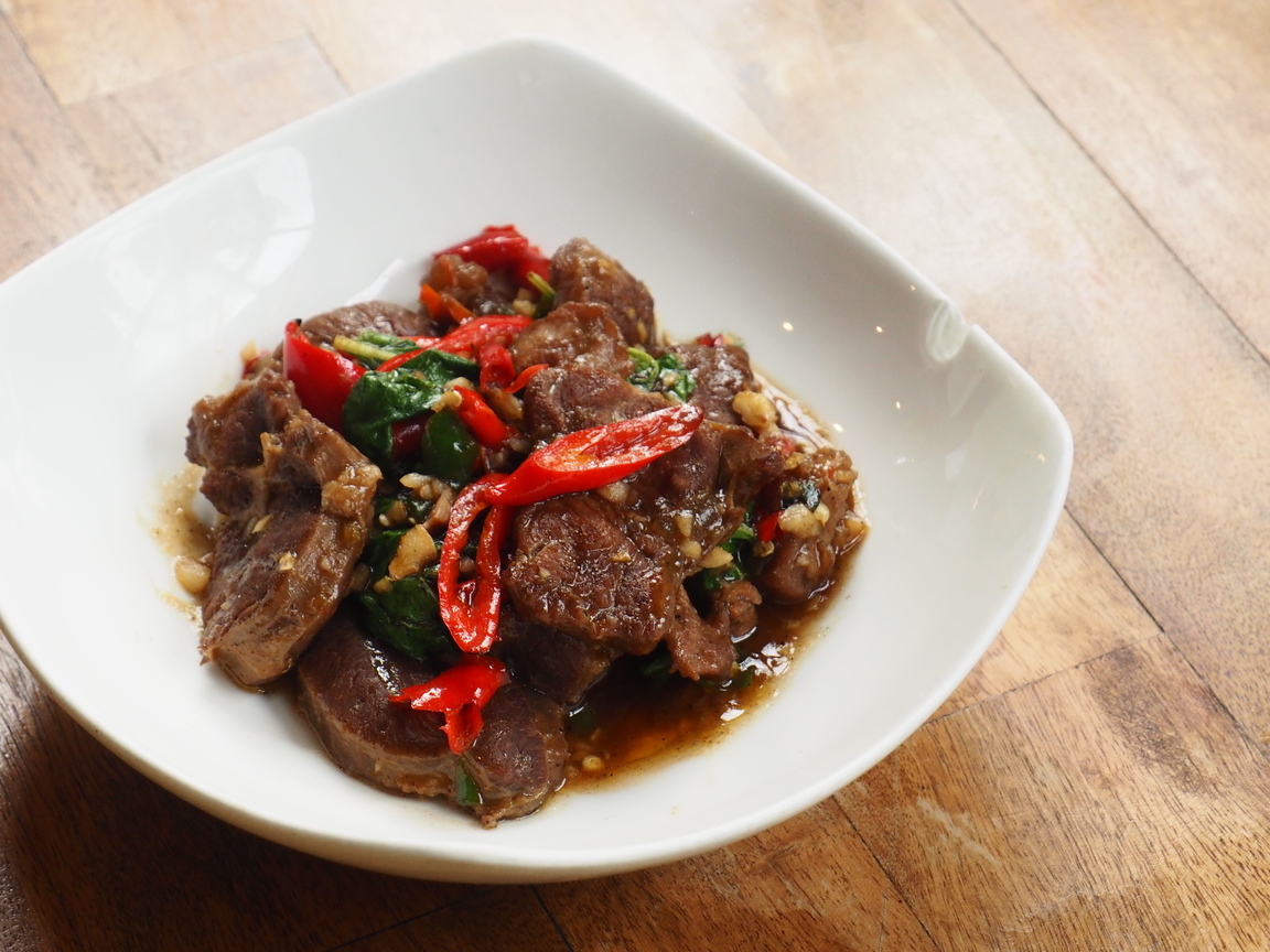 ผัดกะเพราเนื้อน่องลายตุ๋น