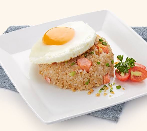 ข้าวผัดปลาแซลมอนฟูจิ