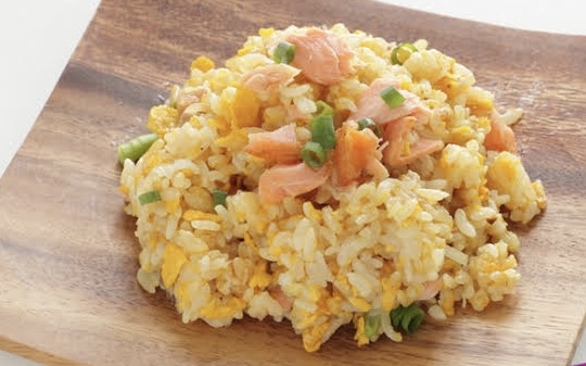 ข้าวผัดปลาแซลมอน
