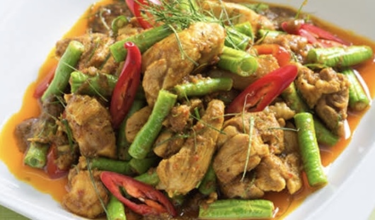 ไก่ผัดพริกไทยดำ/พริกแกง ราดข้าว