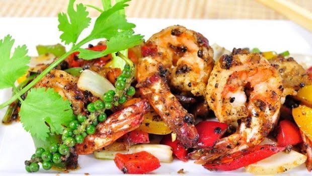 กุ้งผัดพริกไทยดำ ราดข้าว