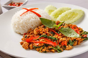 ผัดกะเพราหมูราดข้าว