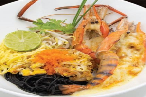 ผัดไทยกุ้งแม่น้ำ อบชีสเส้นหมึกดำ
