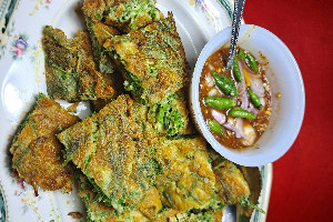 ไข่เจียวชะอม (Fried Egg with Climbing Wattle)