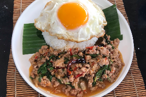 ข้าวกระเพราหมูสับไข่ดาว