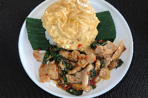 ข้าวกระหมูชิ้นไข่ข้น