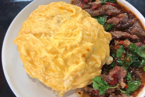 ข้าวกระเพาาเนื้อไข่ข้น