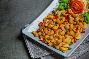 001 : เม็ดมะม่วงหิมพานต์ทอด / Fried Cashews