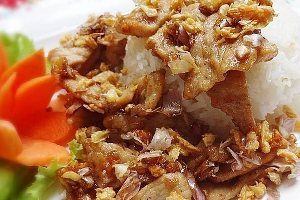 014 : ข้าวหมูกระเทียม / Khao Na Moo Kratiem