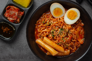 라면떡볶이 (Lamyeon-Tteogbokki) บะหมี่ต๊อกบ๊กกี