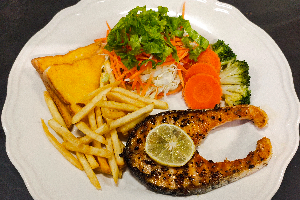 สเต็กปลาแซลมอนพริกไทยดำ