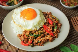 ข้าวผัดกระเพราหมู,ไก่ + ไข่ดาว