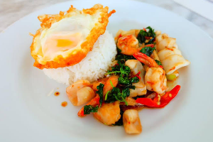 ข้าวผัดกระเพราทะเล,กุ้ง,หมึก + ไข่ดาว