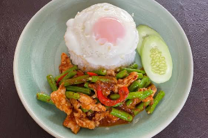 ข้าวผัดพริกแกงหมู,ไก่ + ไข่ดาว