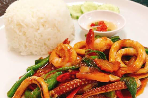ข้าวผัดพริกแกงทะเล,กุ้ง,หมึก + ไข่ดาว