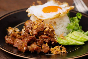 ข้าวทอดกระเทียม หมู,ไก่ + ไข่ดาว