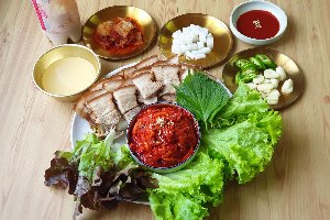 보쌈 (Bossam) - หมูตุ๋นห่อผัก