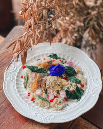 ข้าวผัดคะน้าปลาสลิด / Snakeskin Gourami and Collard Greens Fried Rice 