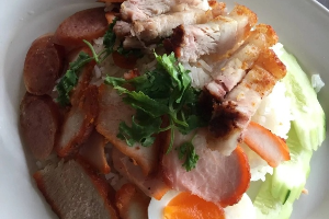 ข้าวหมูแดงหมูกรอบ (เจมส์โกซัน