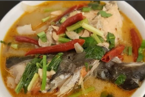 ต้มยำหัวปลา  ( เตี๋ยวปลา ซอย 5 )