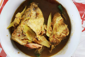 แกงส้มหัวปลาผักรวม ( เตี๋ยวปลา ซอย 5 )