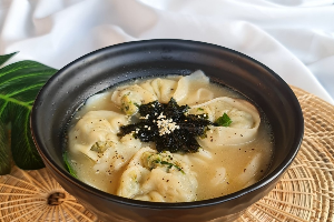 f13- ต๊อกมันดูกุก 떡만두국 Rice cake dumpling soup