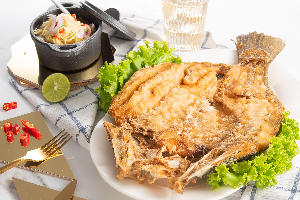 ปลากะพงแดดเดียว GDeep-Fried Sea Bass with Thai Style  Mango Salad/烤鸡