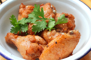 ปีกไก่ทอดกระเทียมพริกไทย